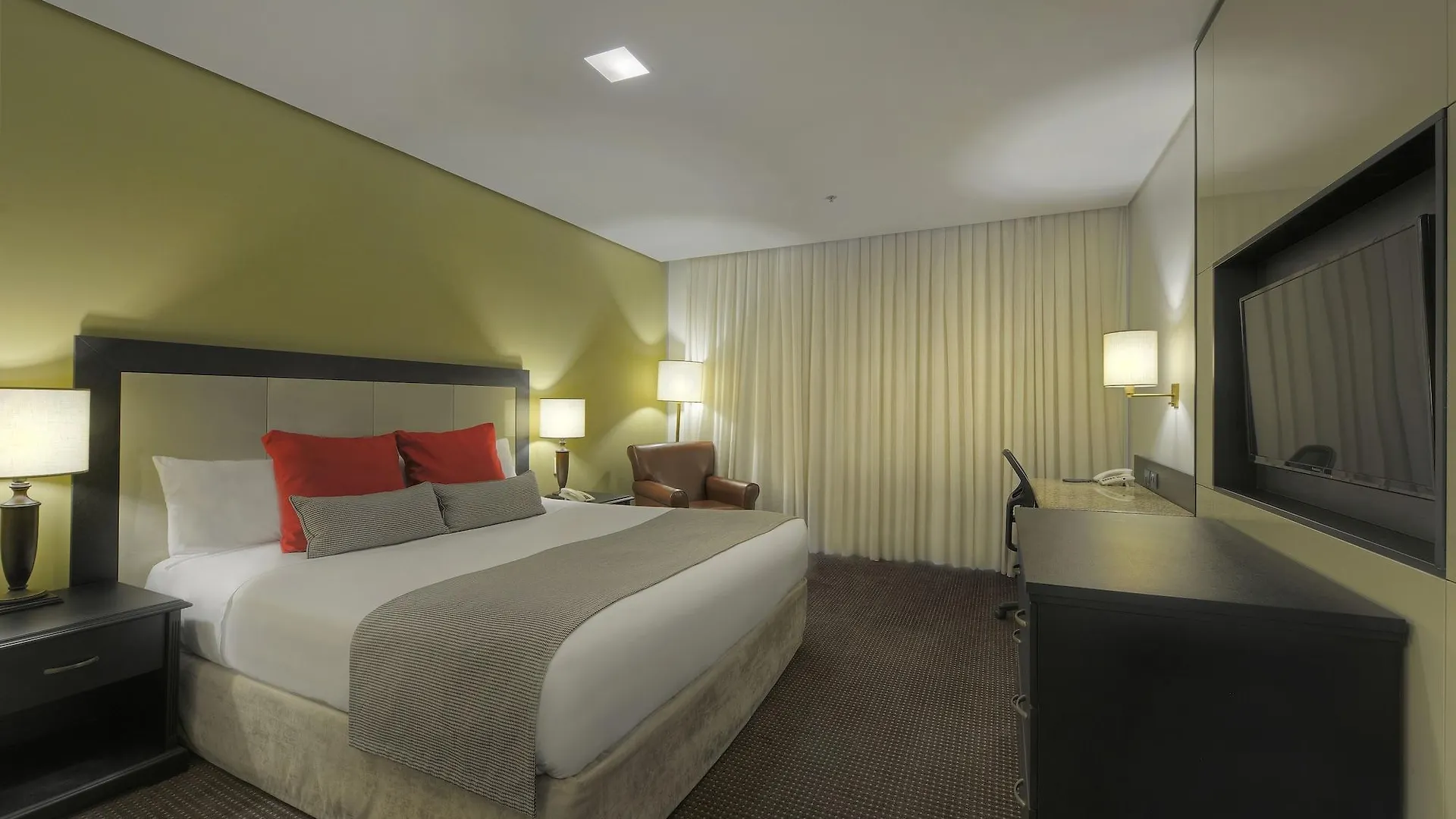 Hotel Deville Prime Porto Alegre 5*,